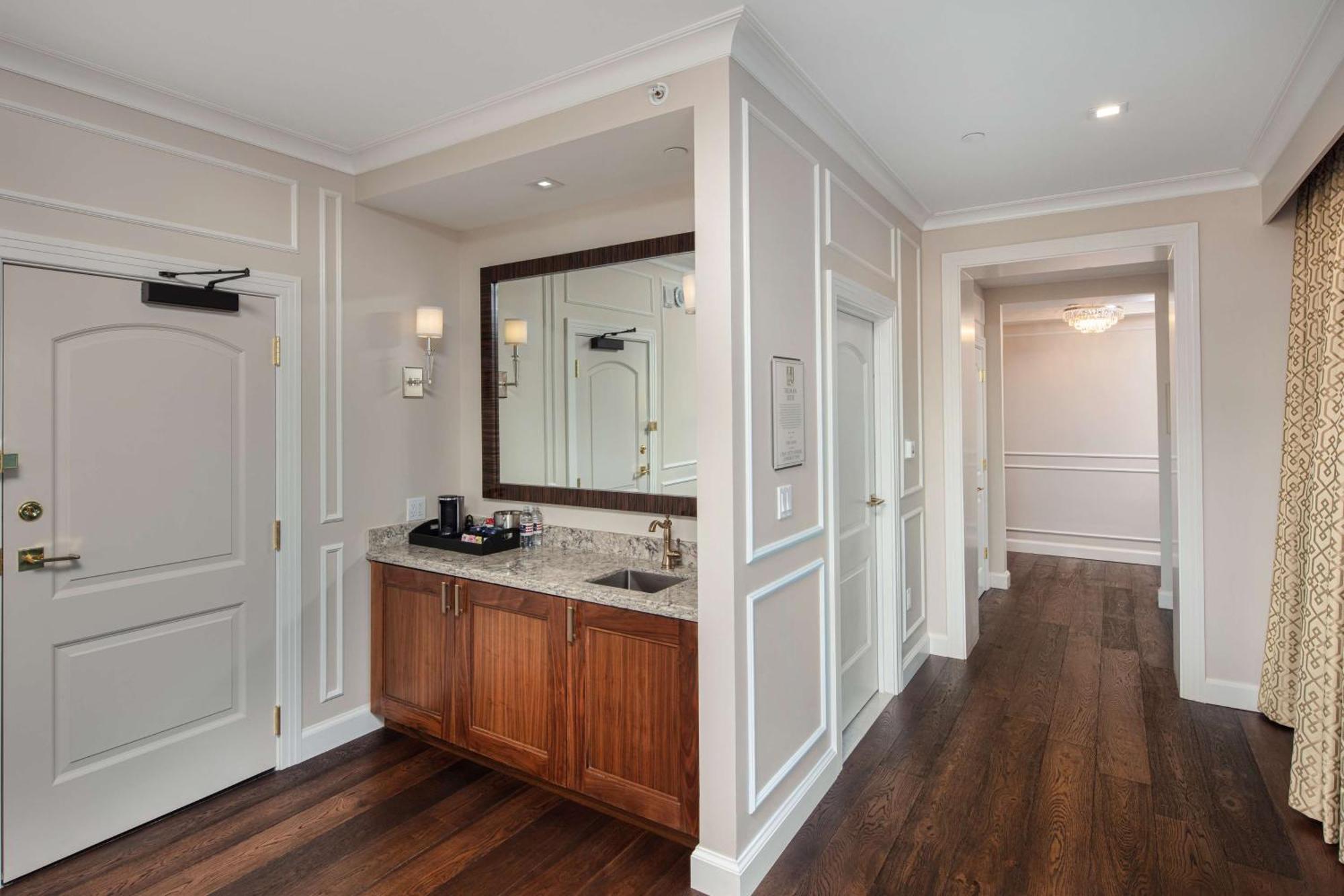 The Higgins Hotel New Orleans, Curio Collection By Hilton Esterno foto